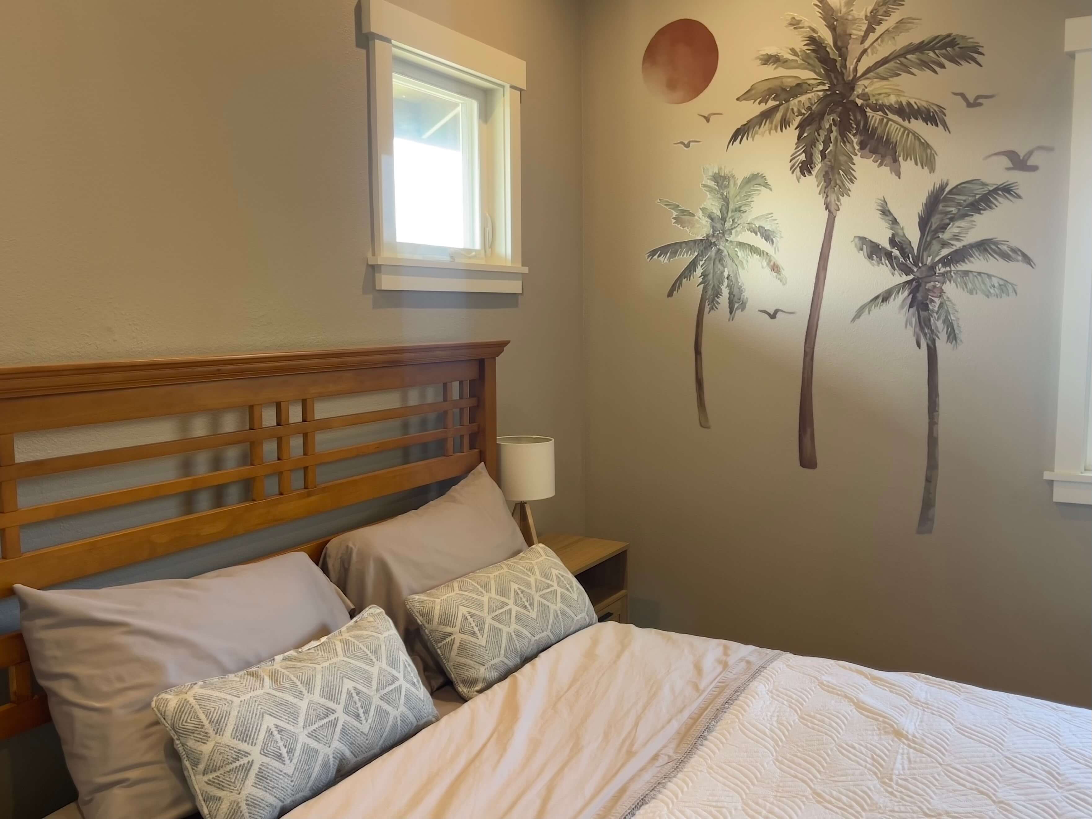 Bedroom with queen size bed